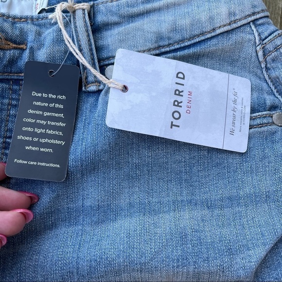 NWT Torrid high rise fray jean denim short 3.5" vintage Montauk Size 10 - Picture 5 of 8